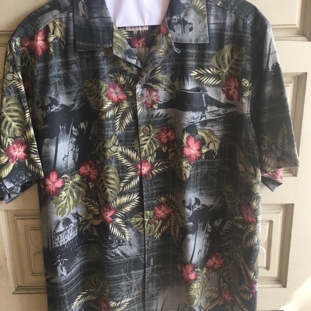 Tommy Bahama Hawaiian print shirt size medium hula girl detail